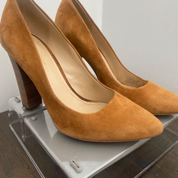 Beautiful Suede Pumps - Picture 3 of 4